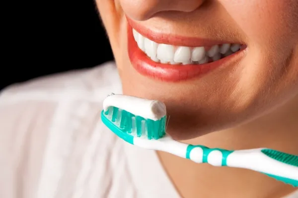 Come lavare bene i denti: regole e consigli
