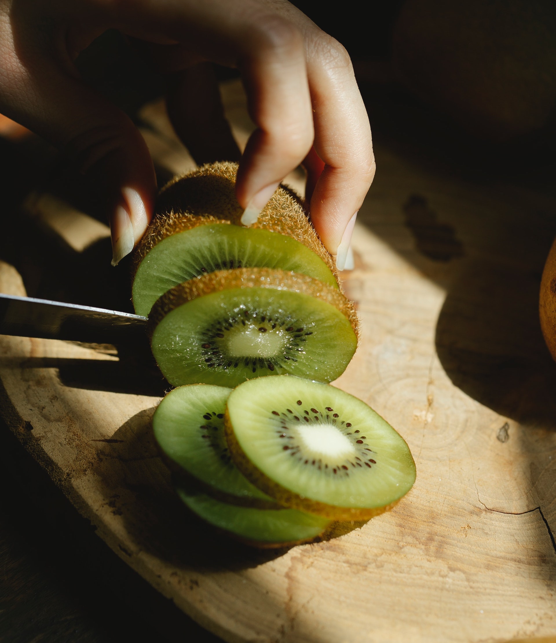 L'Italia è il secondo produttore mondiale di kiwi, un antico frutto cinese oggi molto diffuso nel nostro paese: proprietà, benefici e controindicazioni.