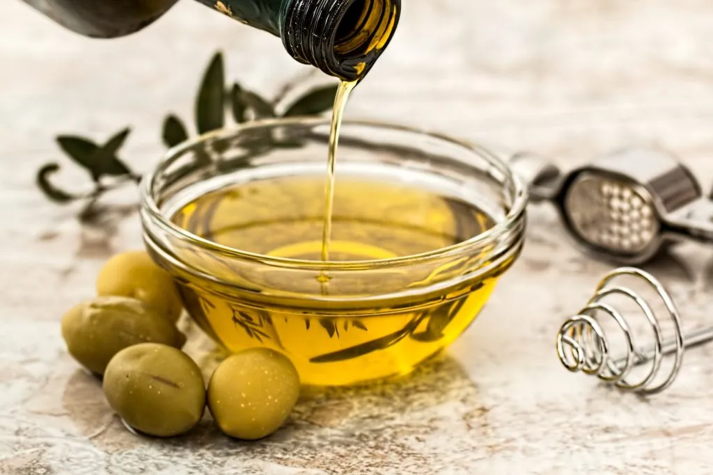 Sostituire l’olio di oliva con burro e olio di semi: proprietà e controindicazioni