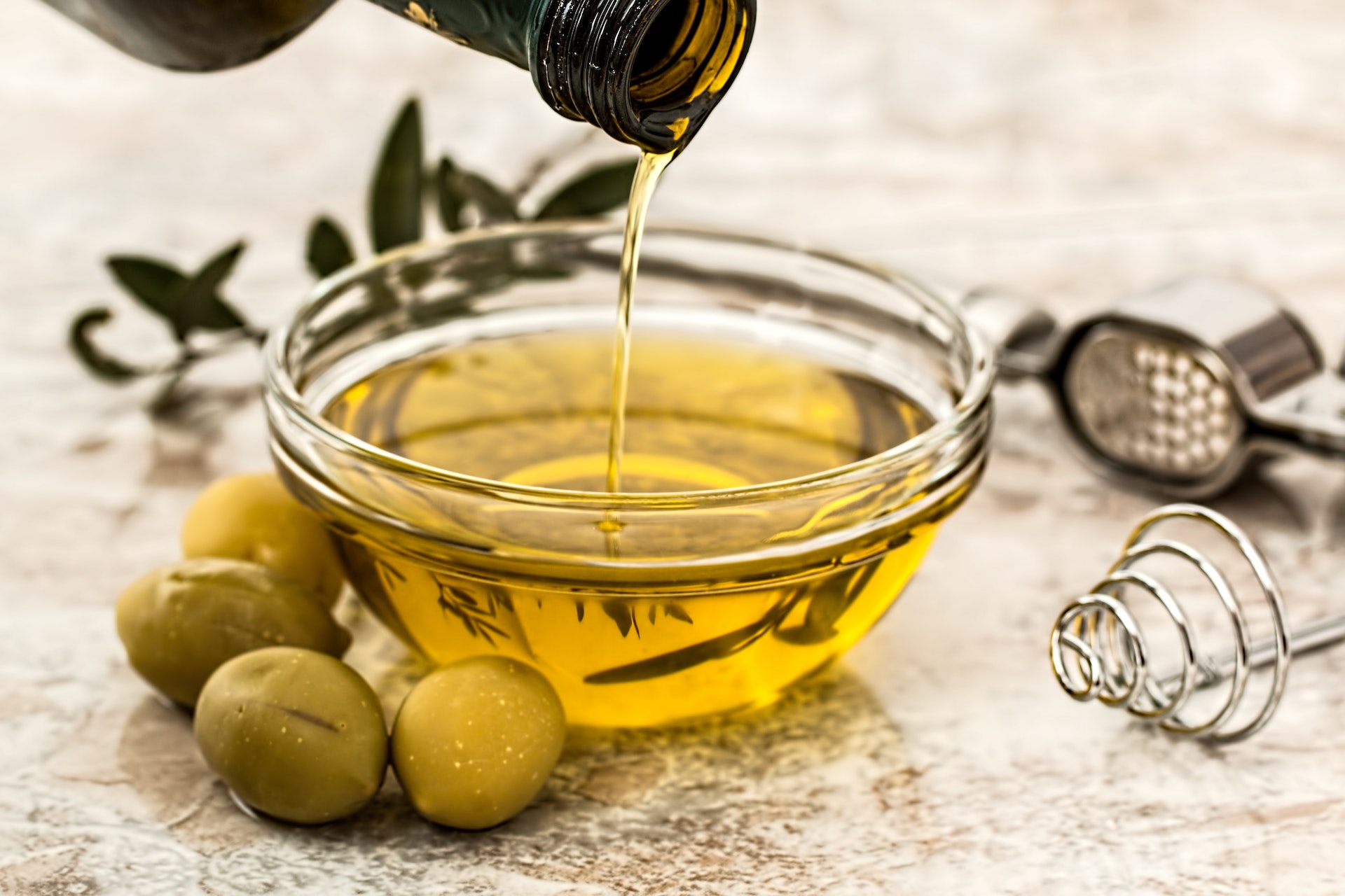 L'olio d'oliva è il condimento mediterraneo per eccellenza ed è onnipresente nelle cucine italiane. Proprietà, controindicazioni e possibili sostituti.