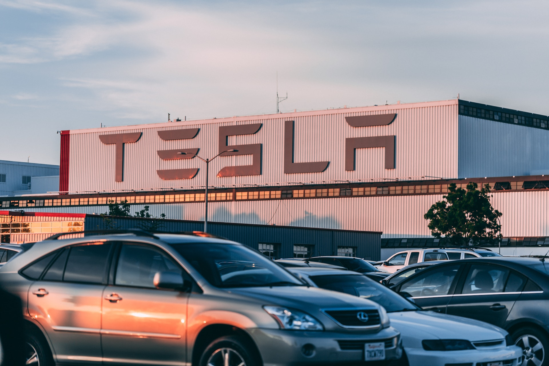 La multinazionale delle auto elettriche di Elon Musk si espande in altri mercati e accresce la propria presenza globale. L'annuncio su Instagram.