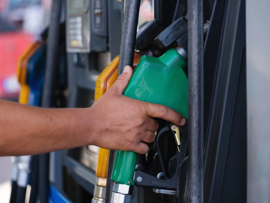 Sale il prezzo della benzina in Italia: ecco la nuova cifra