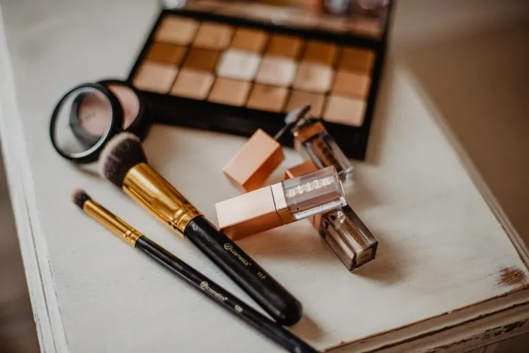 Cosmetici e farmaci contraffatti venduti online: rischiosi per la salute