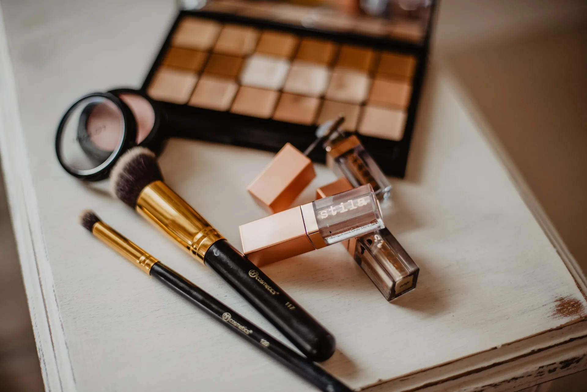 Cosmetici e farmaci contraffatti venduti online: rischiosi per la salute