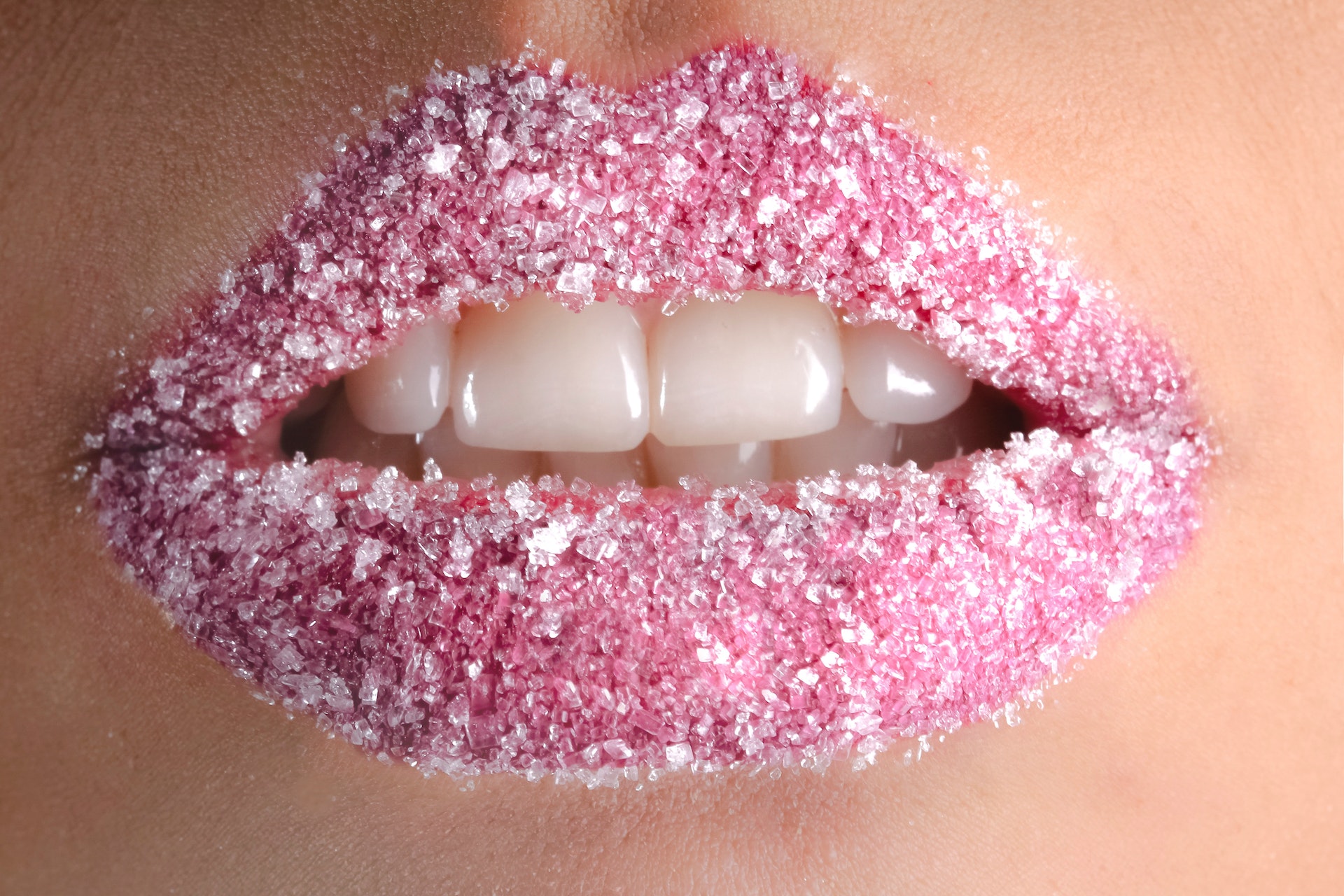 Sta spopolando un nuovo beauty trend: le Diamond Lips, ovvero delle labbra lucenti e impreziosite come diamanti. Ecco come ottenere questo look.