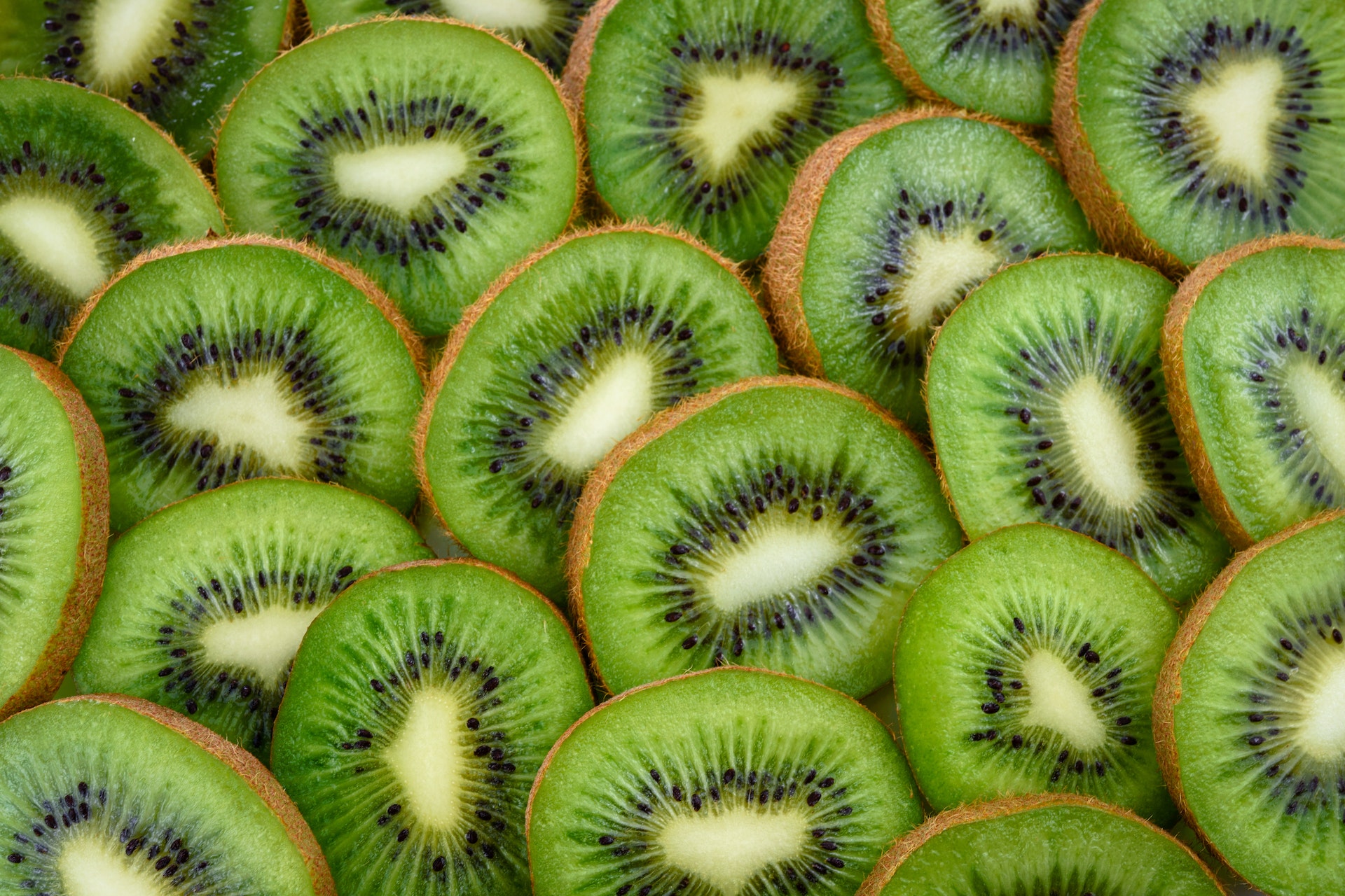 Il kiwi vanta un significativo contenuto di fibre e pertanto è un ottimo alleato contro la stipsi, a patto che venga integrato nella dieta in modo corretto.