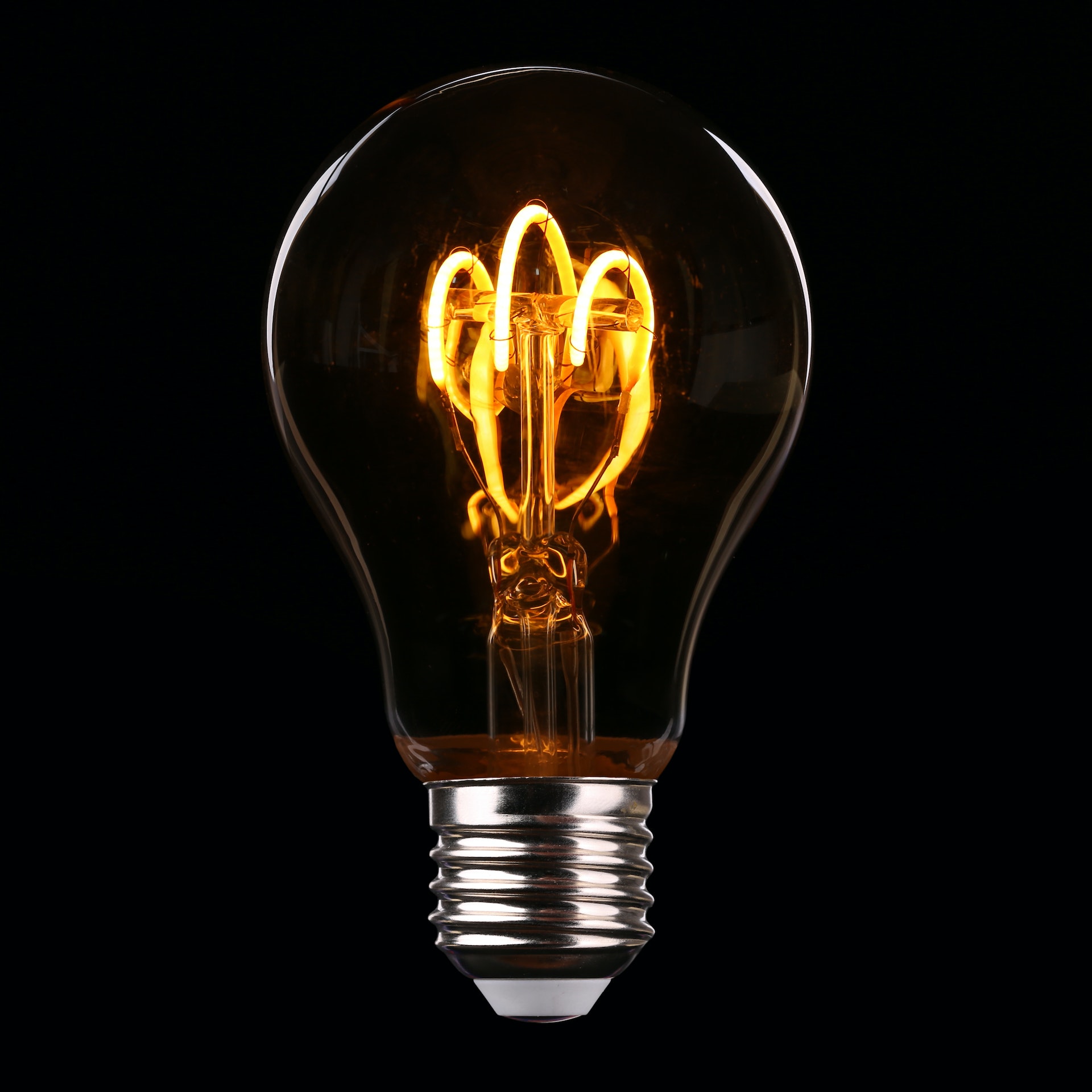 Esistono differenti tipologie di lampadine con caratteristiche specifiche e consumi differenti: a incandescenza, fluorescenti e a LED.