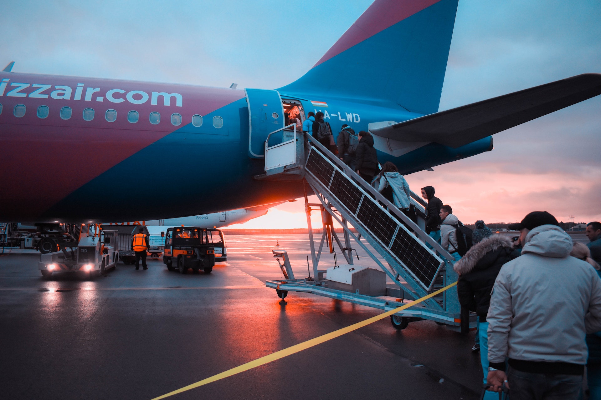 Per evitare intoppi ai controlli, il bagaglio a mano va preparato conoscendo le norme aeroportuali: ecco quali e quanti liquidi si possono portare.