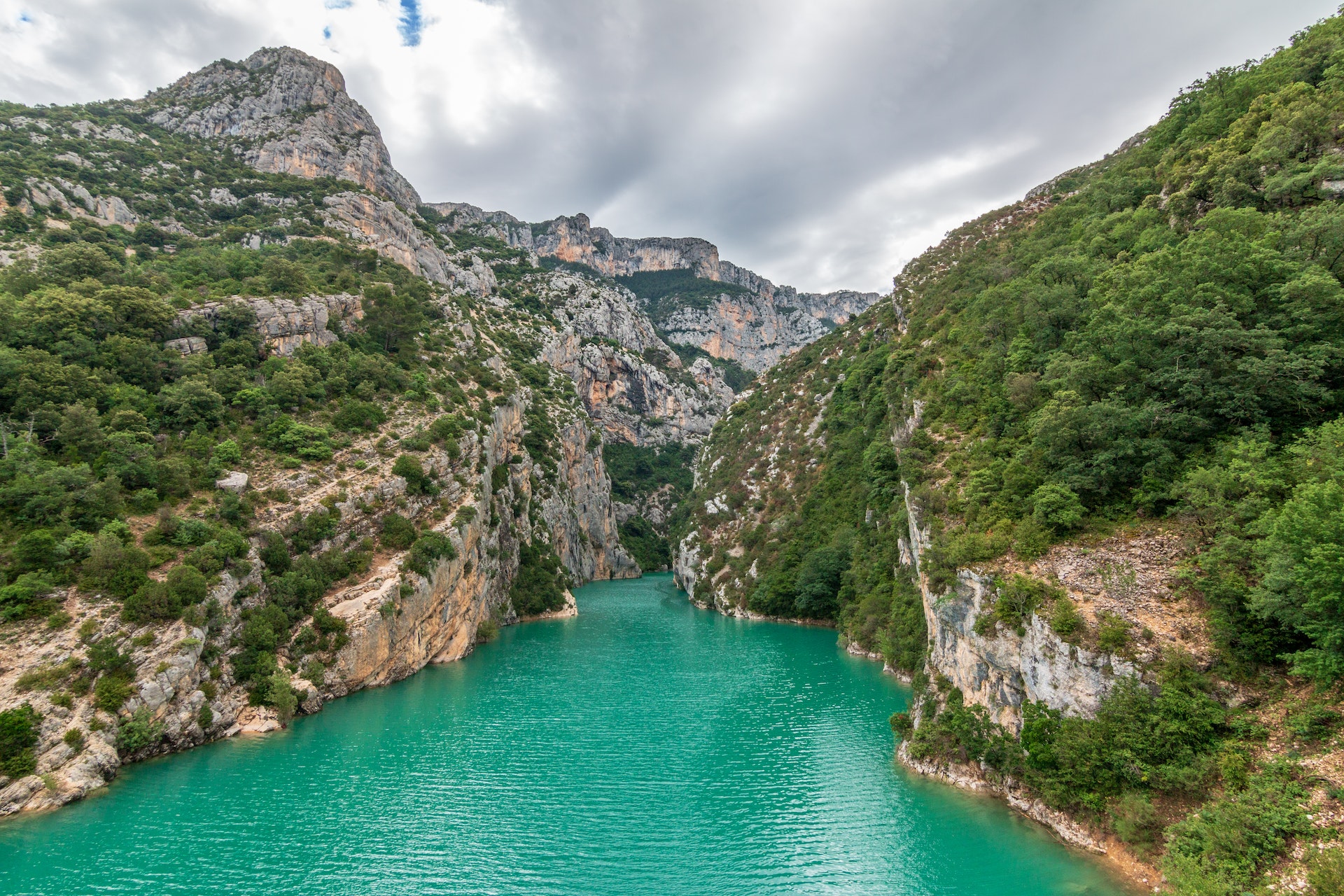 Le Gole del Verdon sono tra le principali attrazioni turistiche della Provenza e costituiscono il canyon più grande d’Europa.