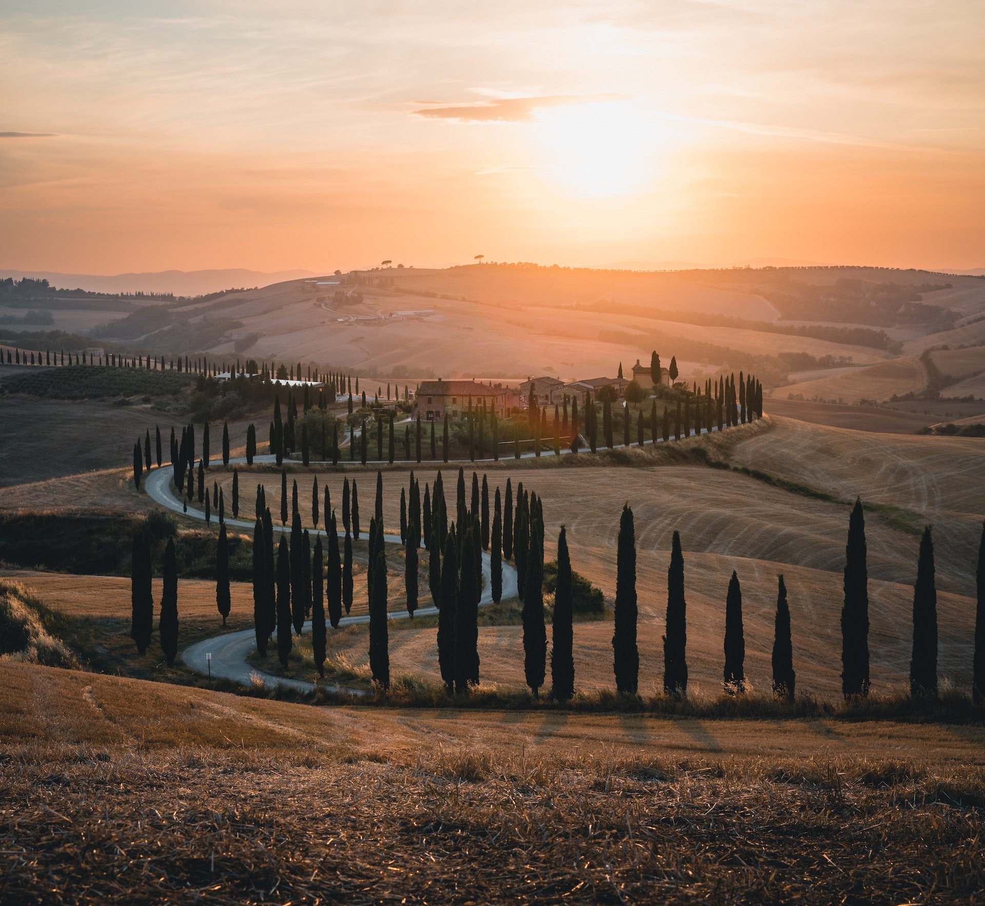 Per un salto nel grande schermo, Slow Drive propone itinerari suggestivi tra la Toscana e il Lago di Garda da scoprire a bordo di auto d'epoca.