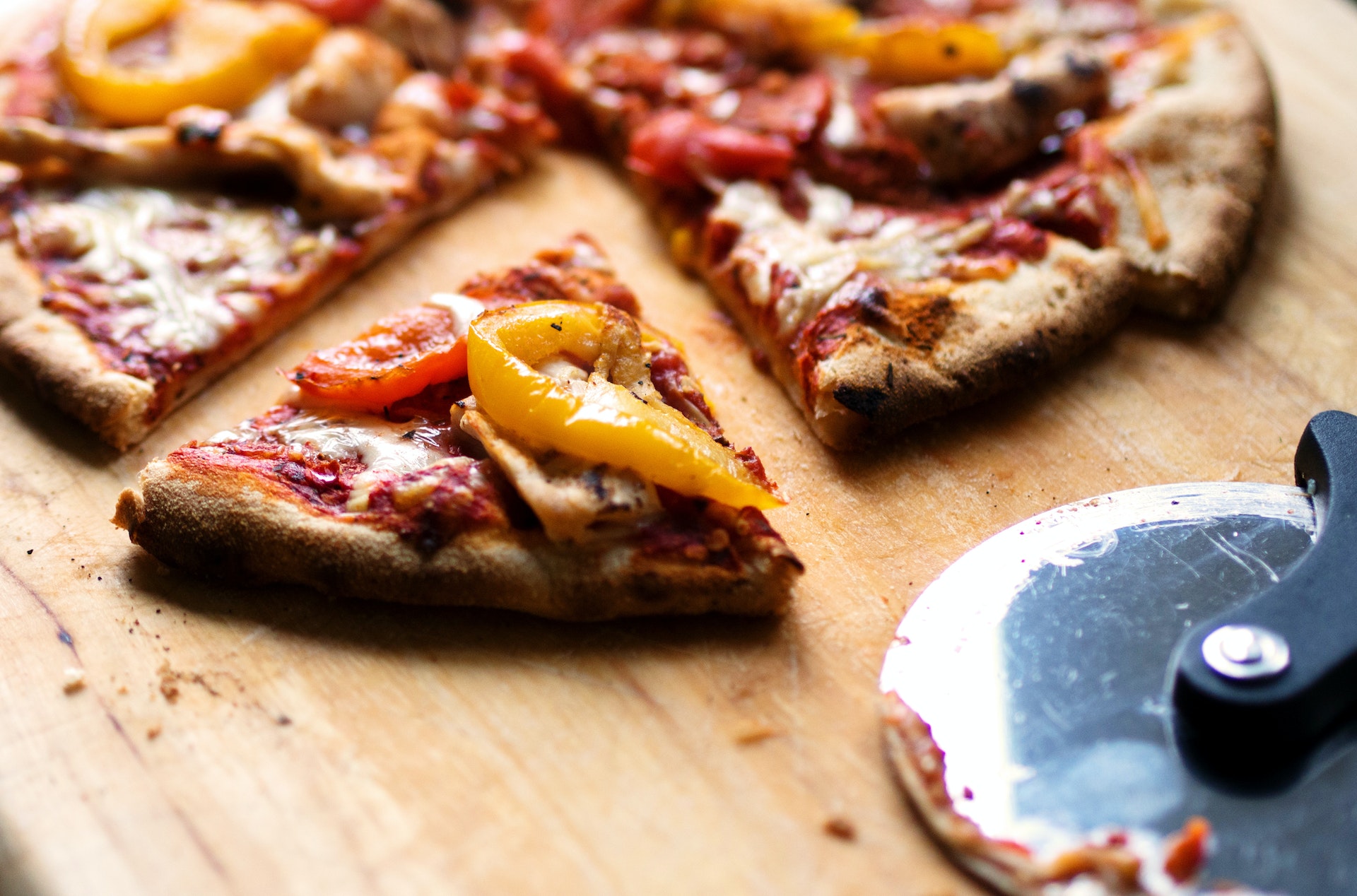 Da un affresco di 2000 anni fa ritrovato a Pompei emerge che i nostri antenati erano soliti preparare la pizza con la frutta al posto del pomodoro.