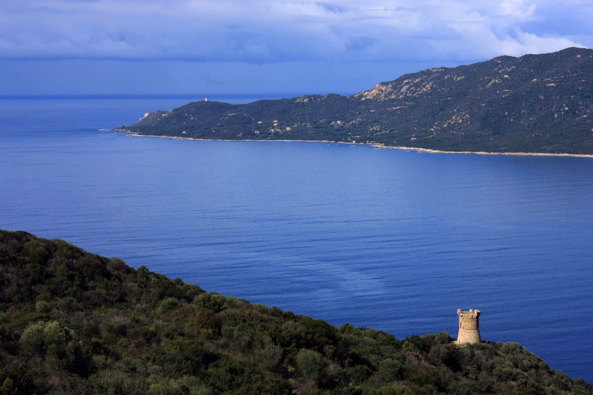 "C'è di mezzo il mare" è la traversata a nuoto della tratta che separa la Corsica dall'Isola di Capraia per promuovere la sostenibilità.