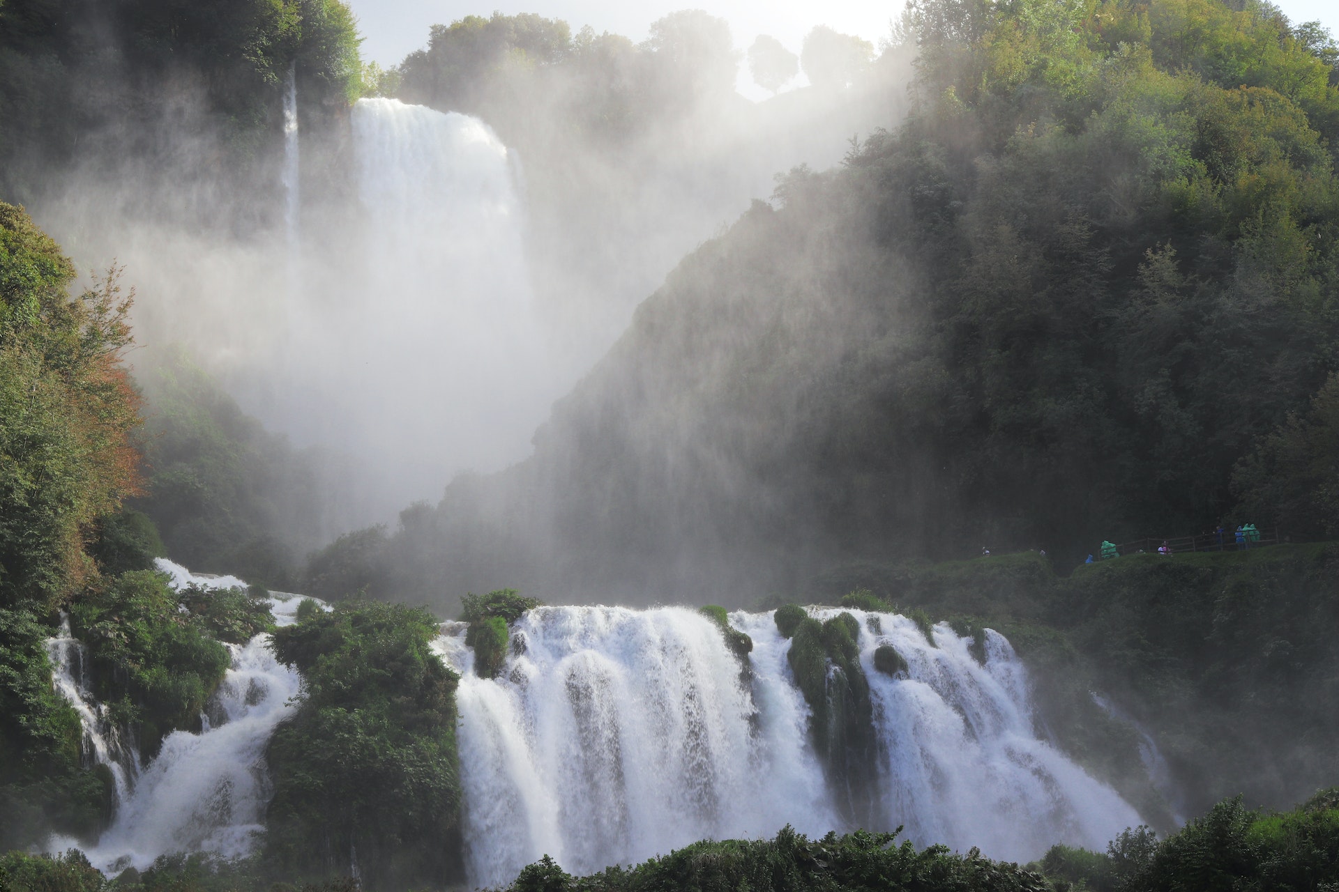 Le Cascate delle Marmore in Umbria sono tra i luoghi più suggestivi da visitare: tutto ciò che c'è da sapere su questo monumento della natura.