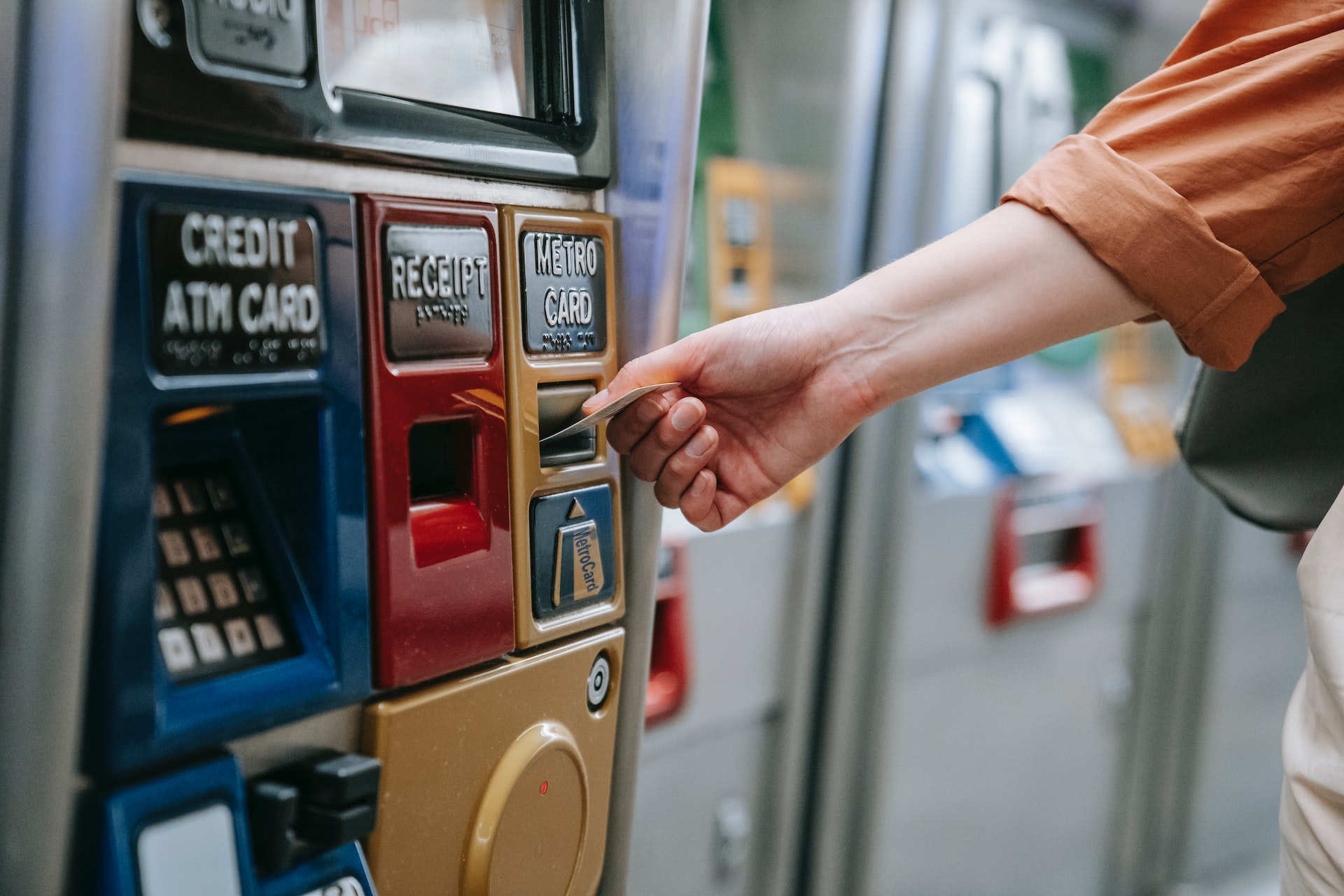 In provincia di Udine, un bancomat di Poste Italiane è stato preso di mira da una banda di rapinatori, che ha messo a segno un colpo da 70 mila euro.