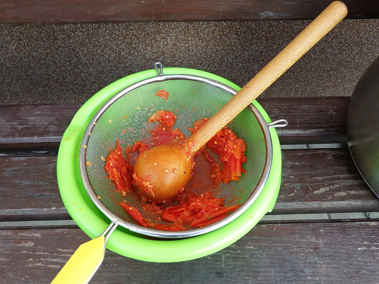 La passata di pomodoro va cotta: chiariamo i dubbi!