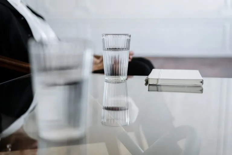 Influencer spagnola loda l’acqua gratis in Italia