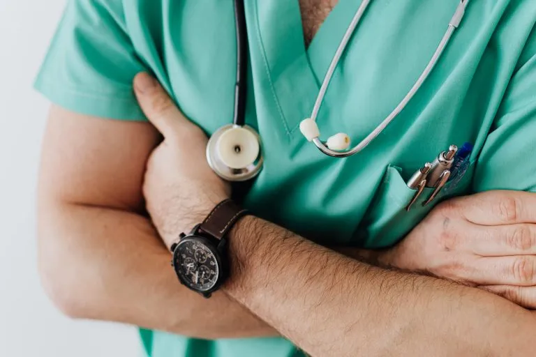 Matteo Bassetti denunciato all’Ordine dei Medici dai no vax