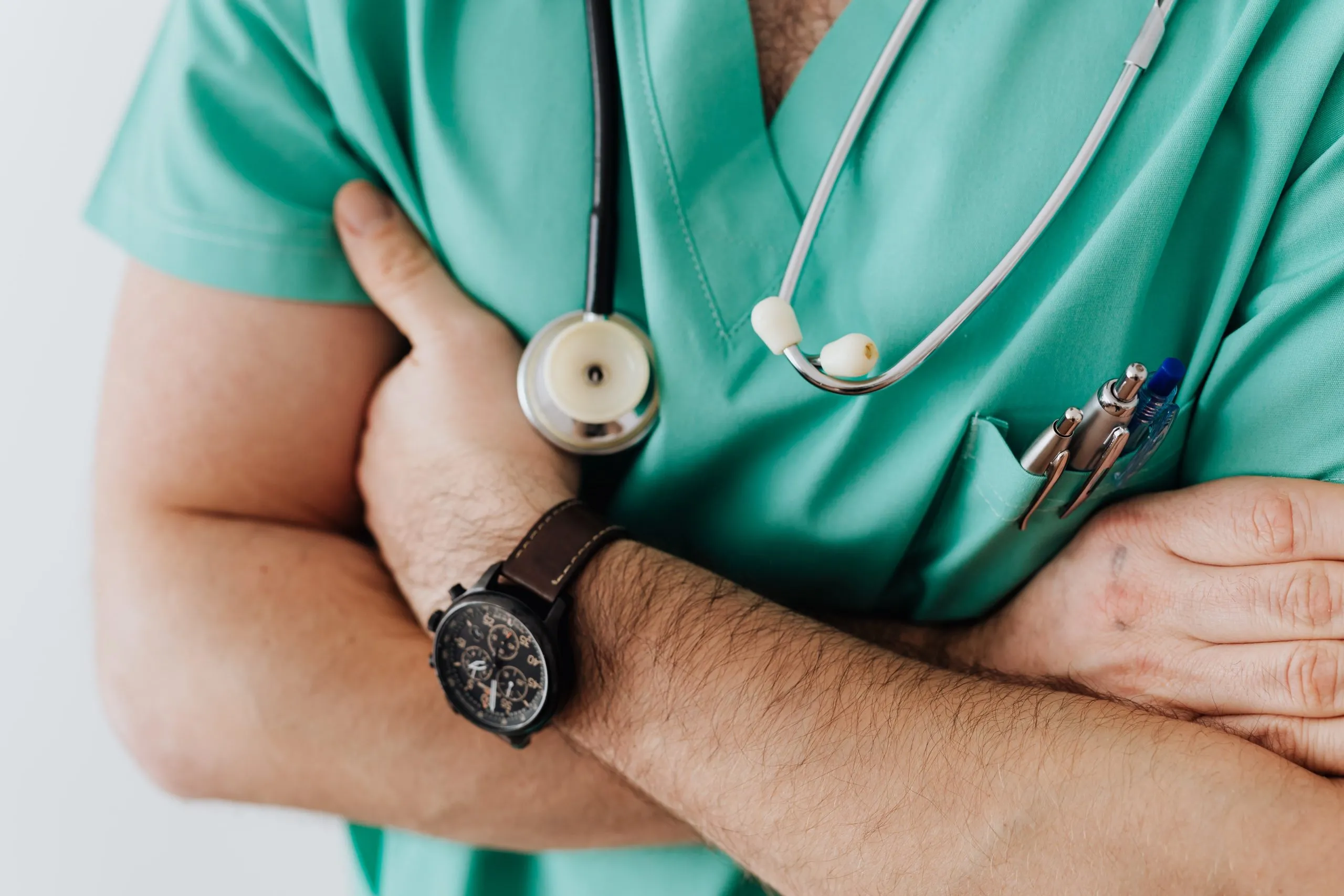 Matteo Bassetti denunciato all’Ordine dei Medici dai no vax