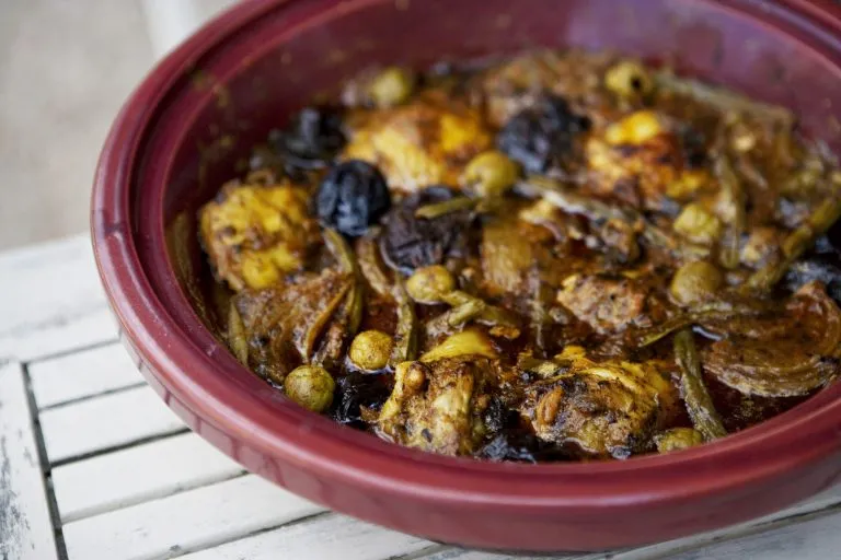 Tajine di agnello con prugne e mandorle: ricetta del piatto tipico marocchino