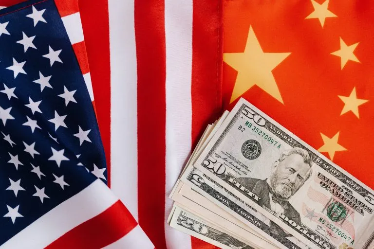 Gli Stati Uniti limitano gli investimenti tecnologici in Cina
