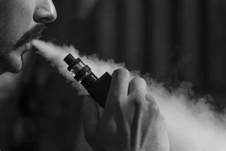 Svapare la sigaretta elettronica è rischioso: ecco perché