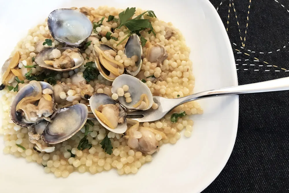La ricetta della fregola con arselle, piatto tipico sardo