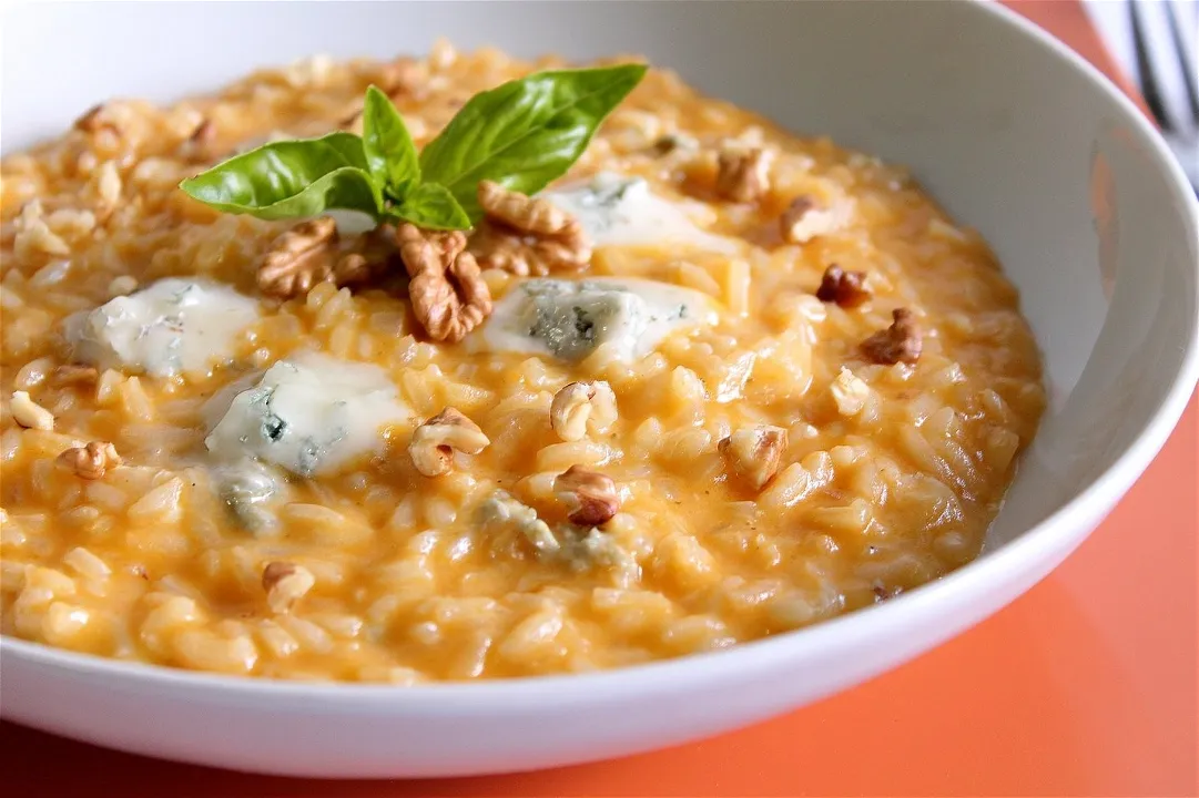 La ricetta di uno dei piatti tipici autunnale: il risotto con zucca, gorgonzola e noci