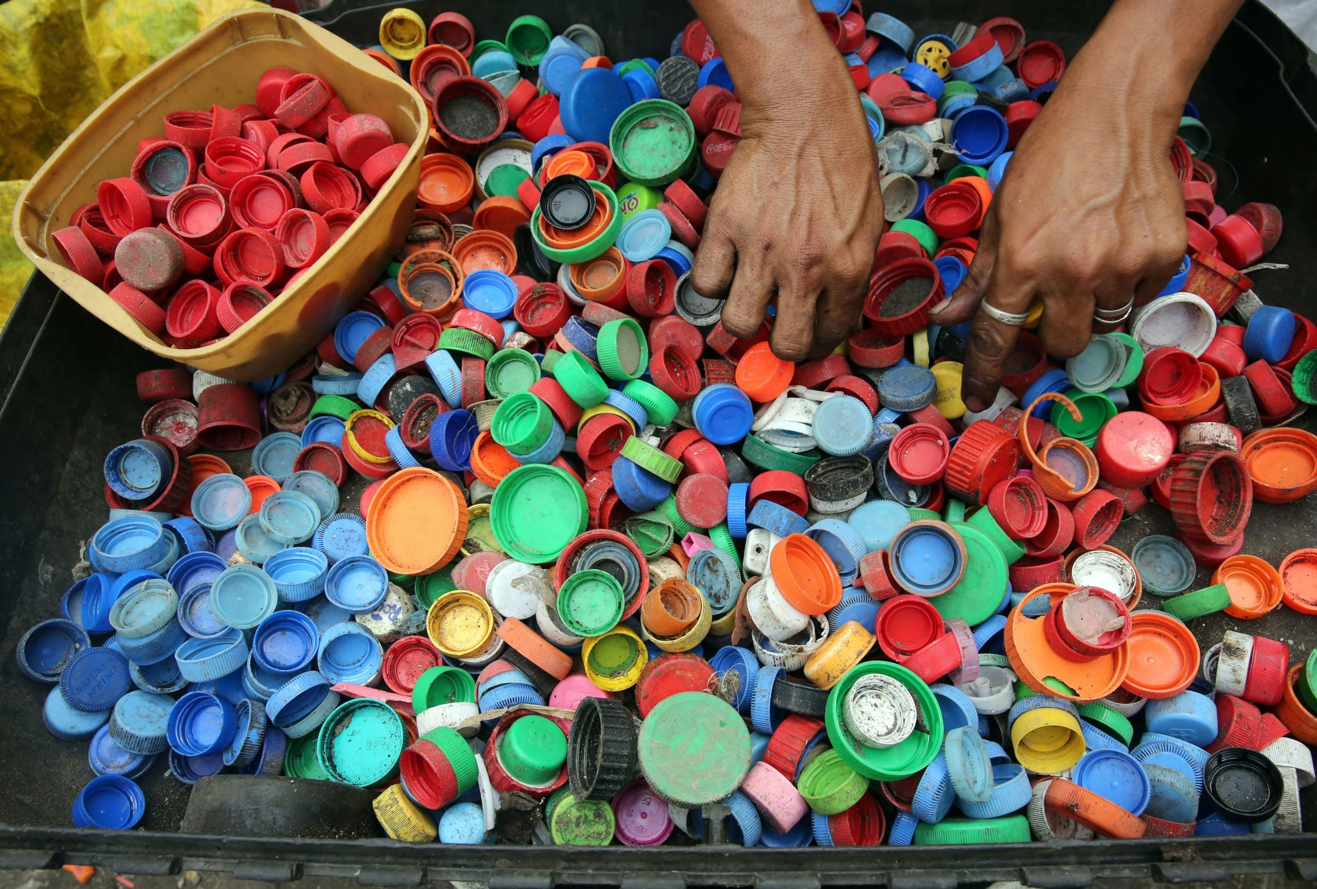 Come funziona la raccolta dei tappi di plastica