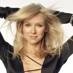 Naomi Watts parla della sua menopausa precoce: “È una fase naturale”