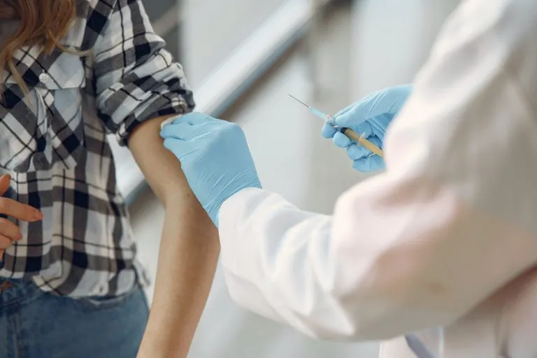 Vaccino anti-Covid: le dosi sono scarse in Italia
